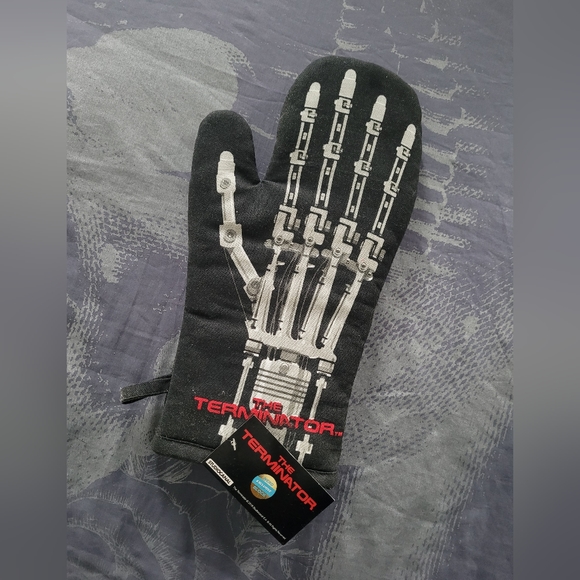 ⭐️Terminator Oven Mit⭐️ - Picture 1 of 3